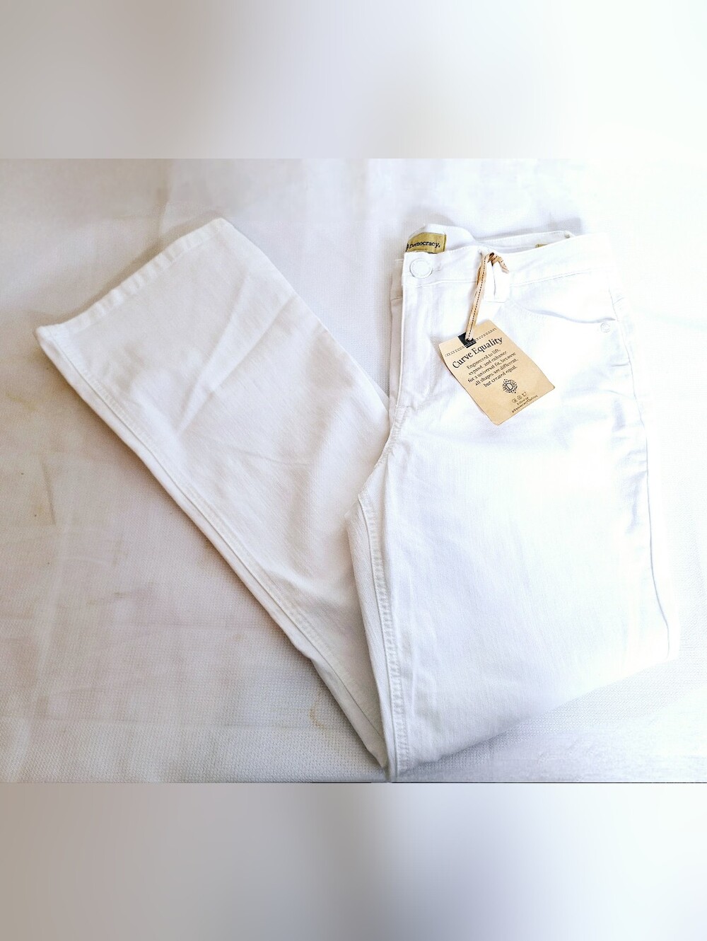 NWT Democracy "The Curvy Summer" High rise, boot cut,white jeans.